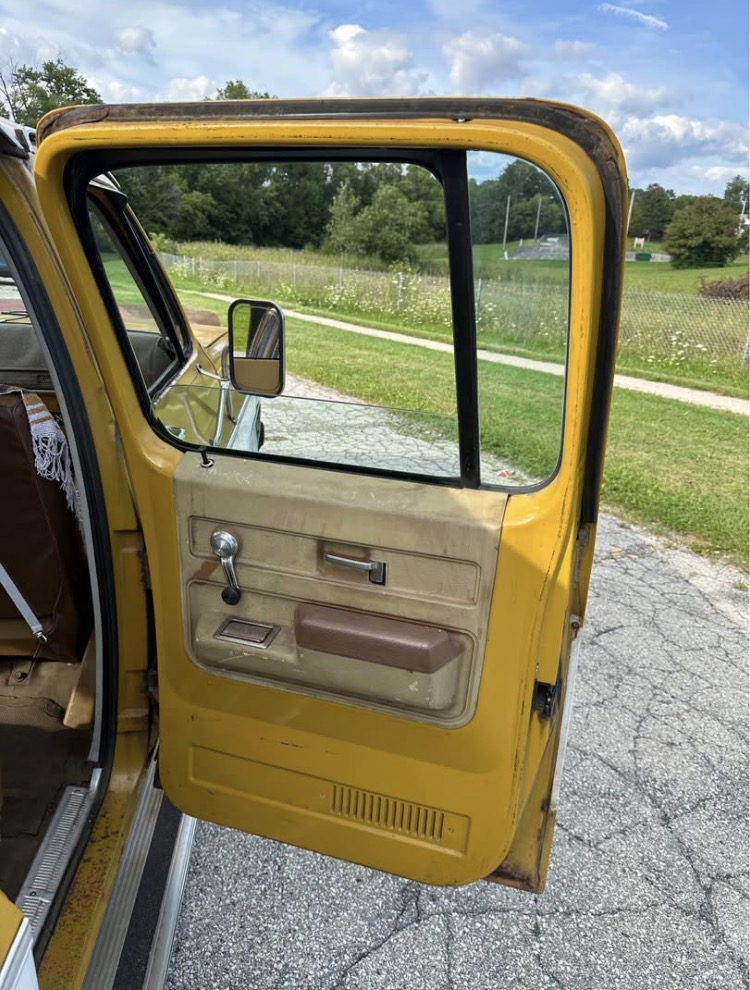 
								1974 Chevrolet Suburban C-20 full									
