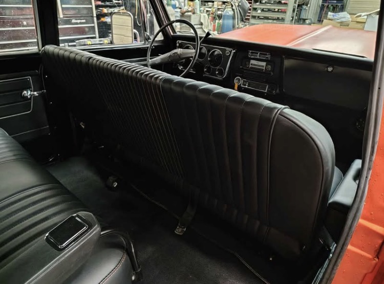 
								1972 Chevrolet Suburban full									