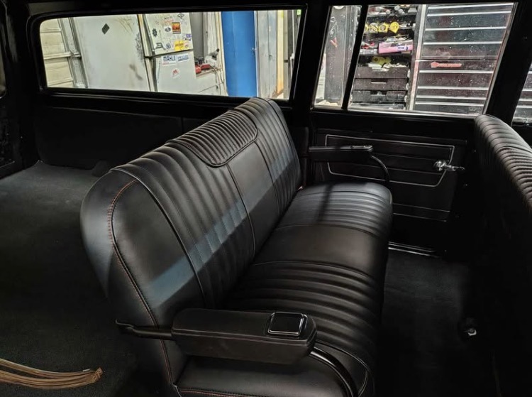 
								1972 Chevrolet Suburban full									