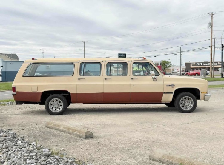 
								1986 Chevrolet 6 door Suburban full									