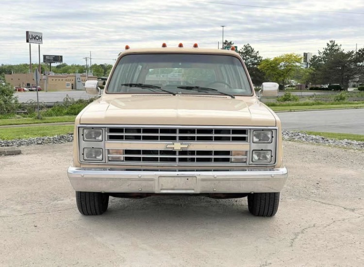 
								1986 Chevrolet 6 door Suburban full									