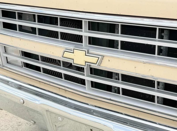 
								1986 Chevrolet 6 door Suburban full									
