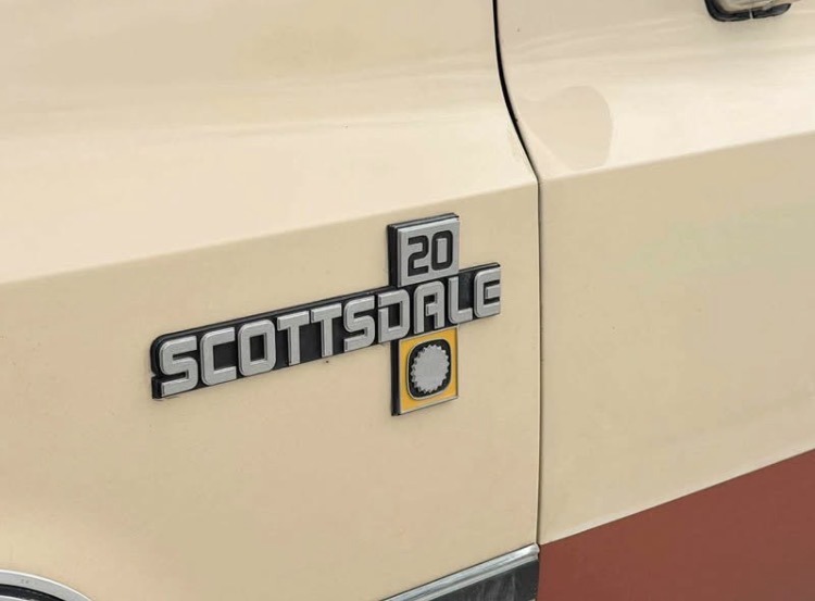 
								1986 Chevrolet 6 door Suburban full									