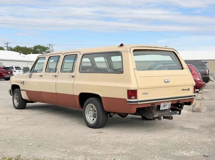 
								1986 Chevrolet 6 door Suburban full									
