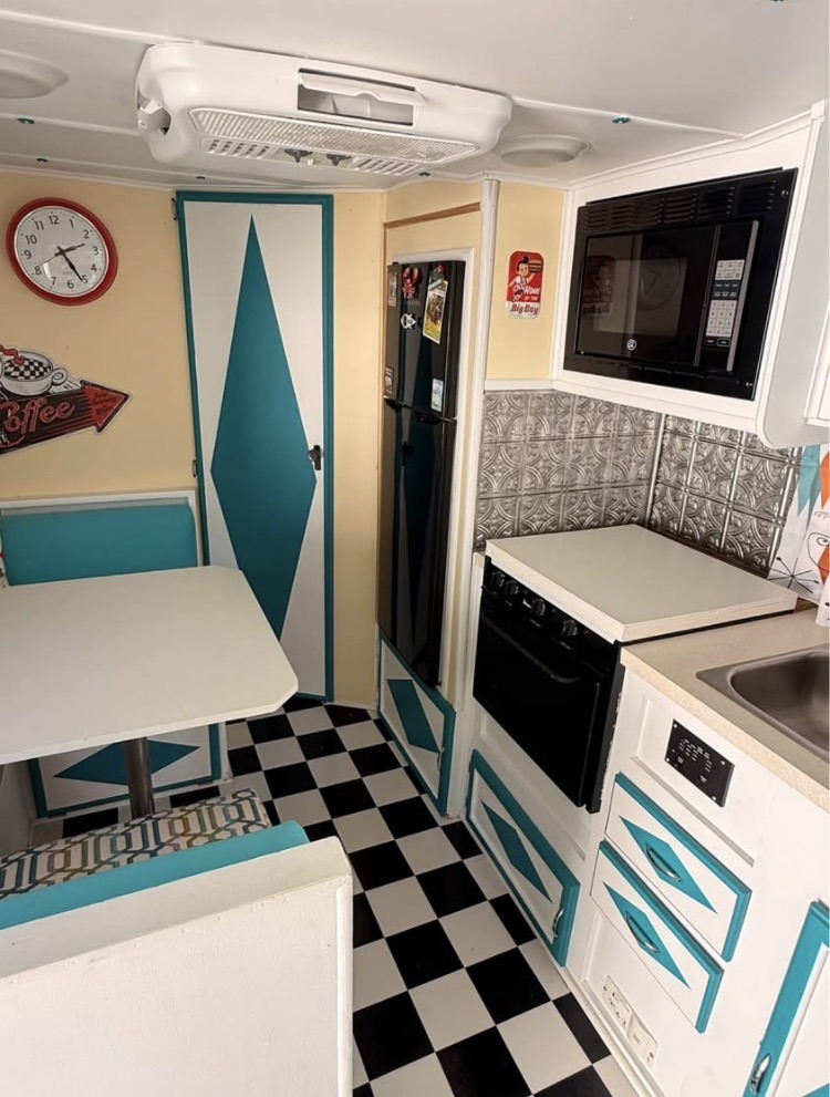
								1974 Prowler Camper full									