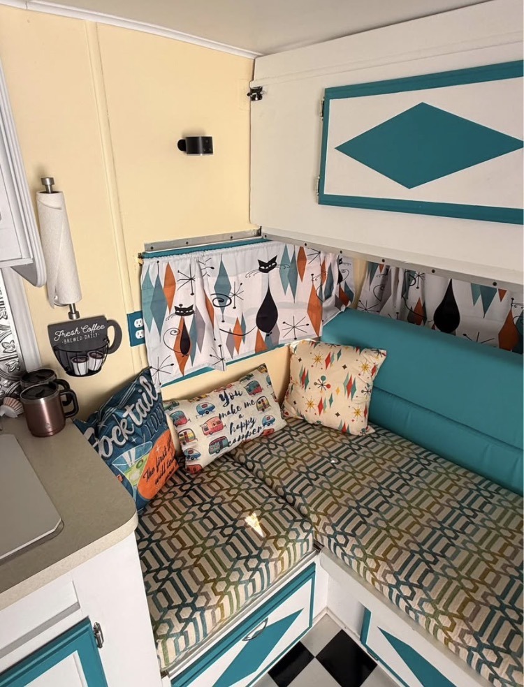 
								1974 Prowler Camper full									