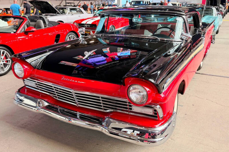 
								1957 Ford Fairlane 500 Skyliner full									