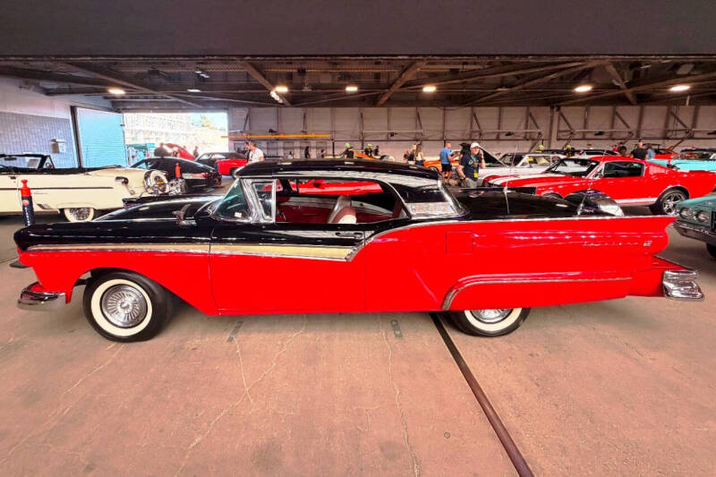 
								1957 Ford Fairlane 500 Skyliner full									