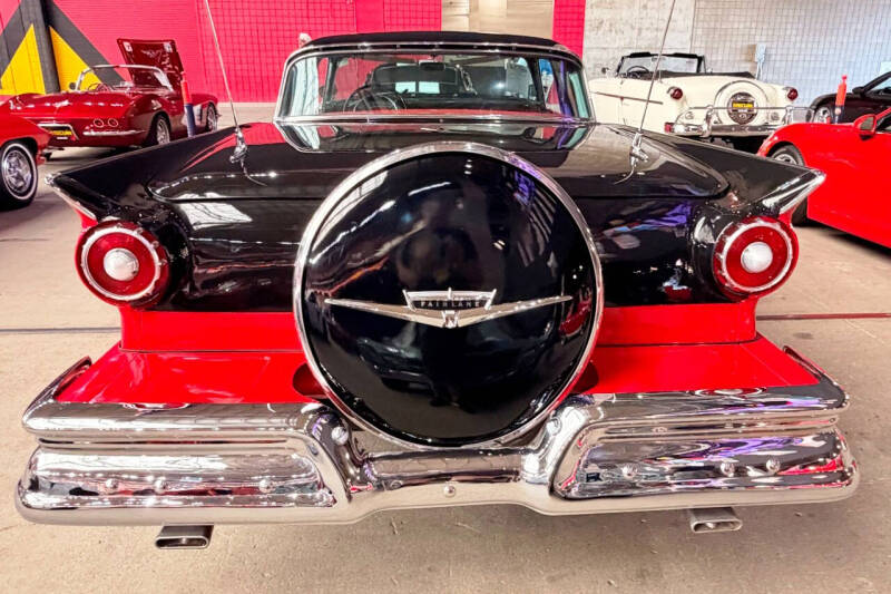 
								1957 Ford Fairlane 500 Skyliner full									