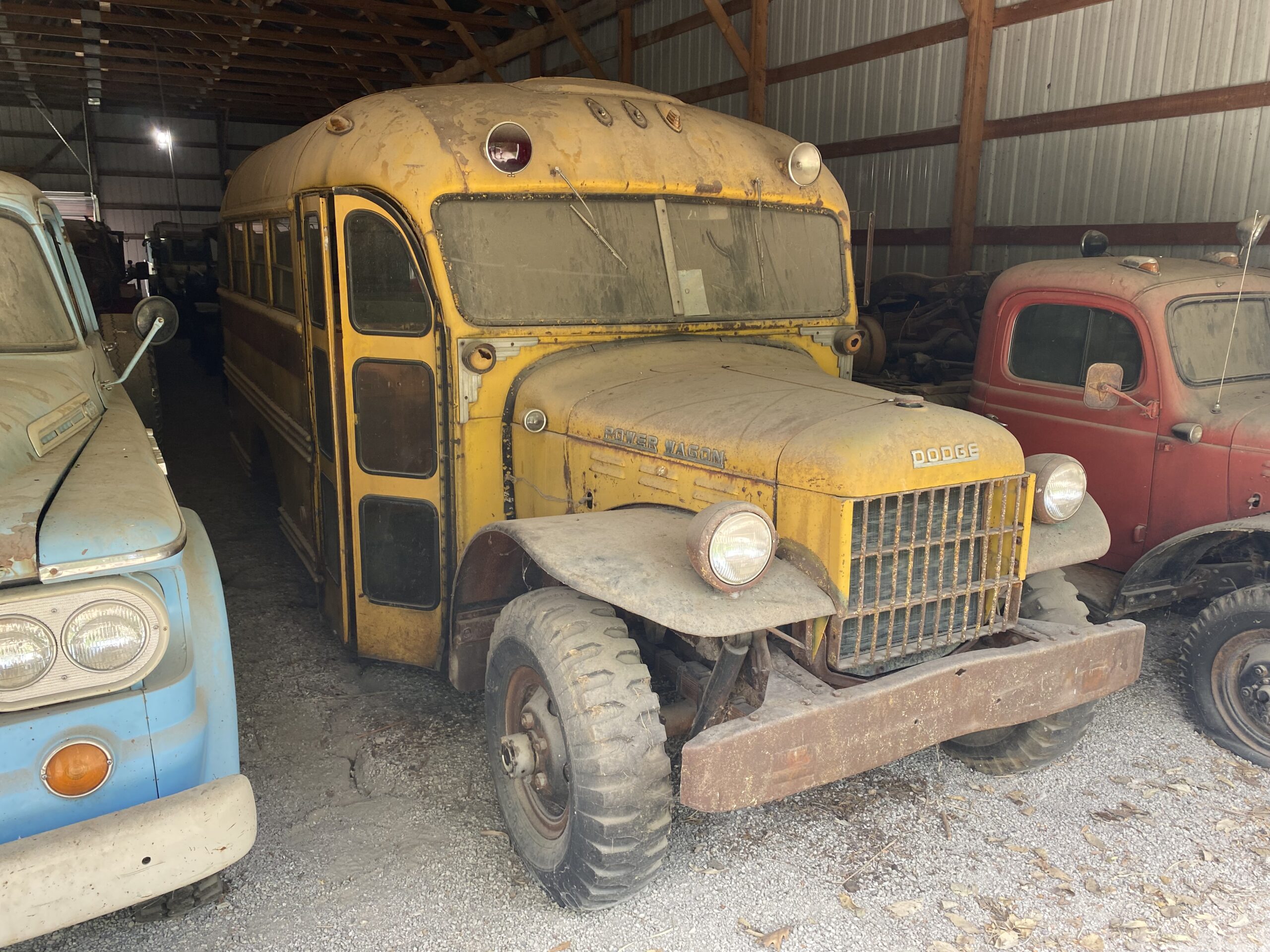
								Dodge Power Wagon School Bus full									