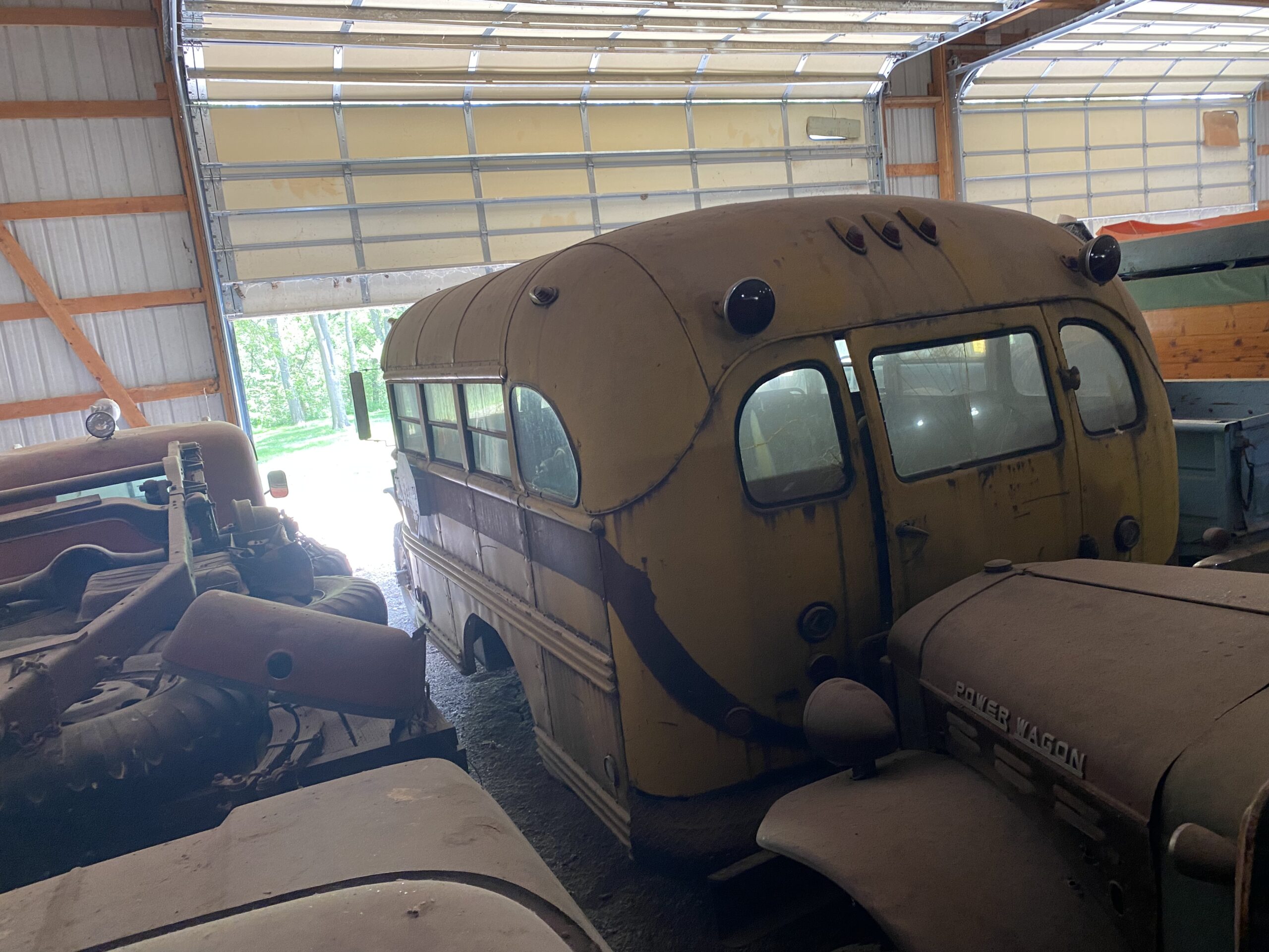 
								Dodge Power Wagon School Bus full									