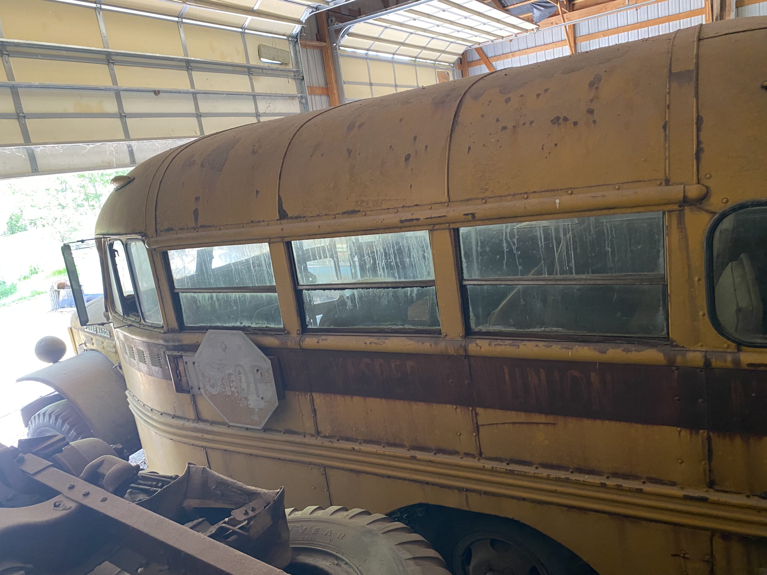 
								Dodge Power Wagon School Bus full									