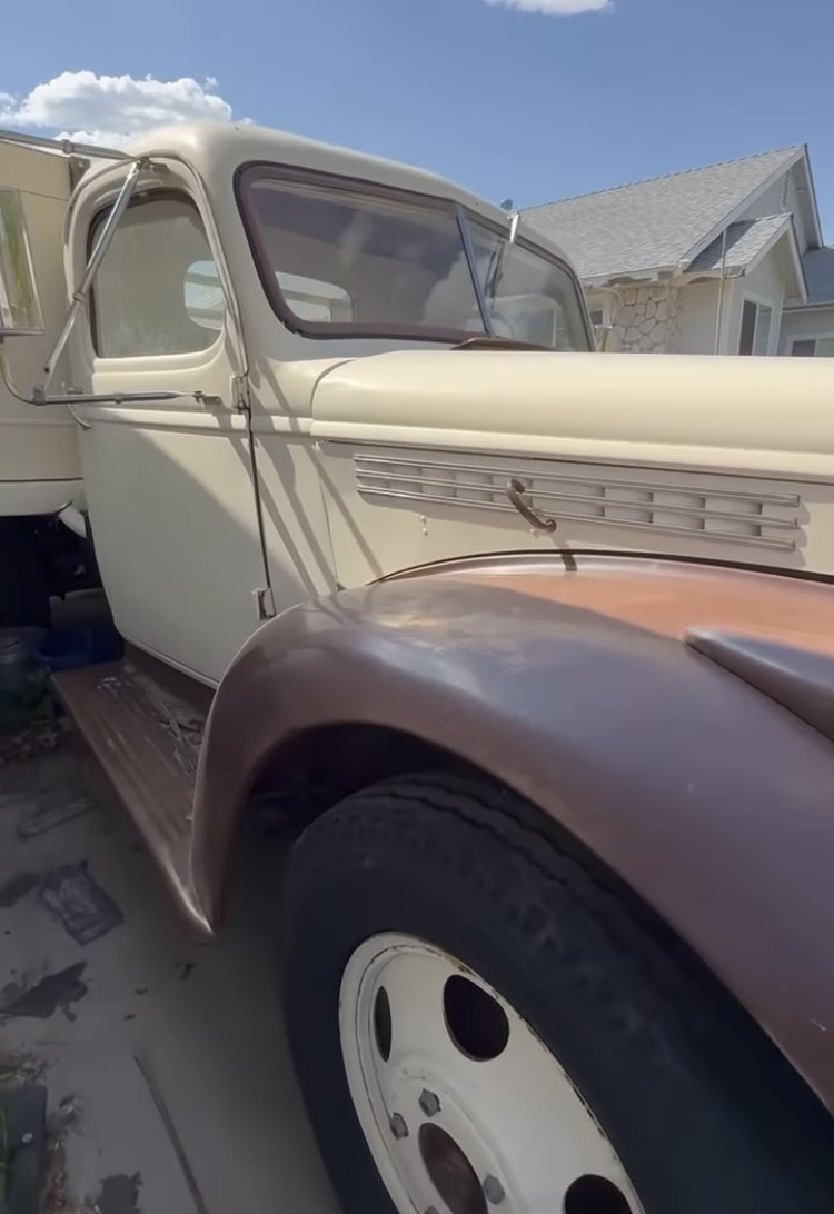 
								1941 Chevrolet 1½-ton flatbed truck. full									