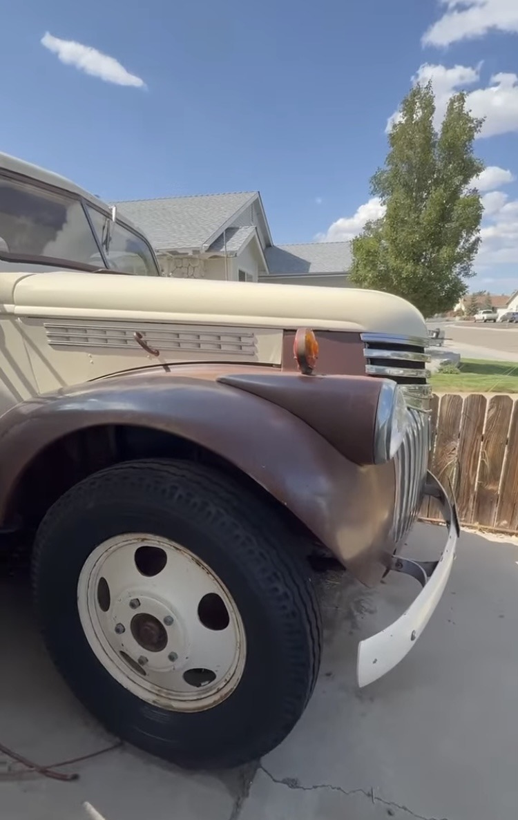 
								1941 Chevrolet 1½-ton flatbed truck. full									