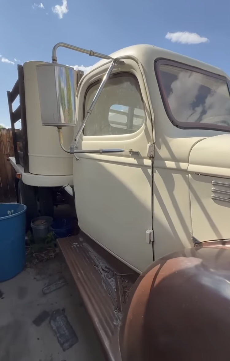 
								1941 Chevrolet 1½-ton flatbed truck. full									