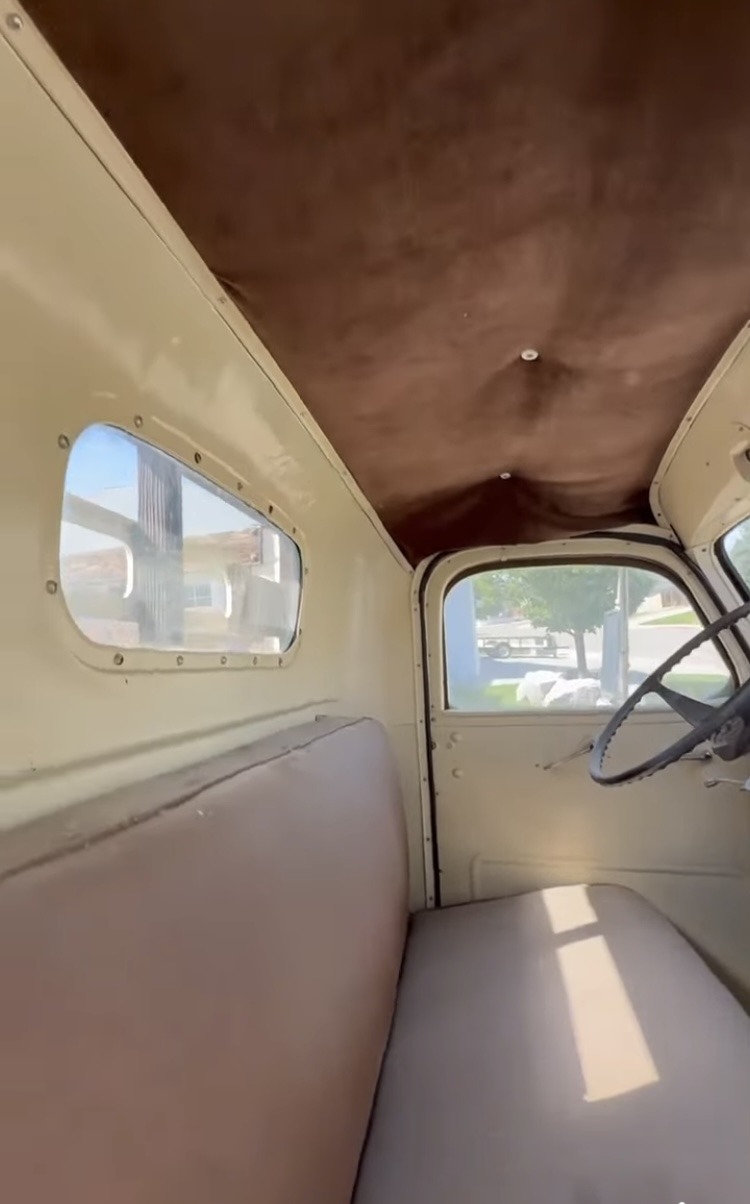 
								1941 Chevrolet 1½-ton flatbed truck. full									