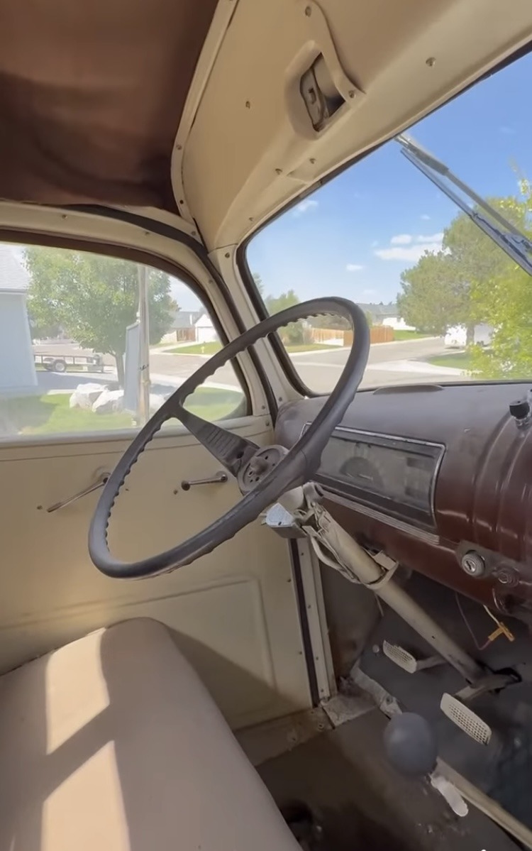 
								1941 Chevrolet 1½-ton flatbed truck. full									